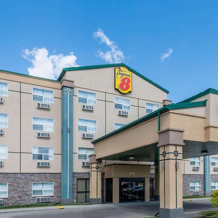 Super 8 By Wyndham Red Deer City Centre Экстерьер фото