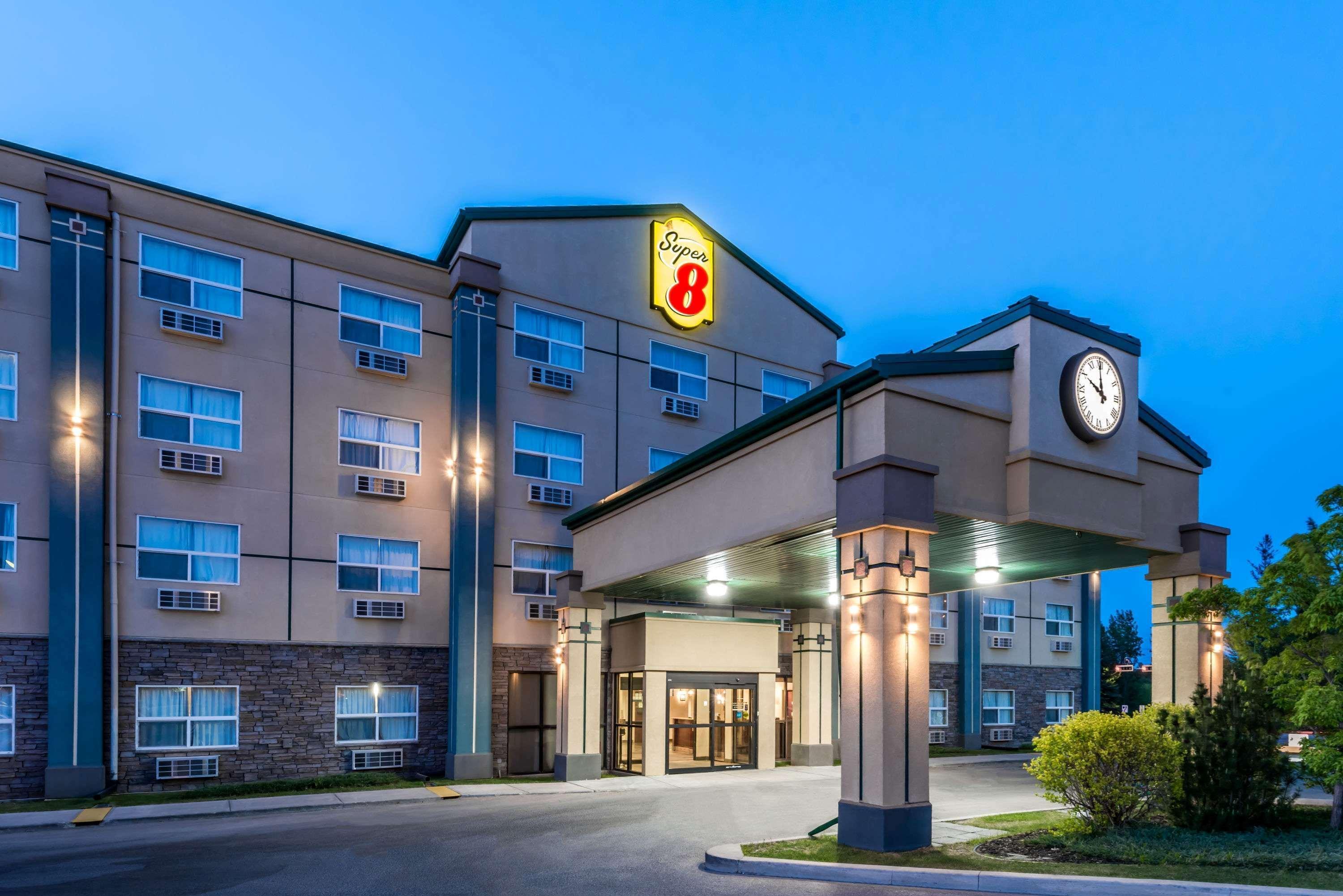Super 8 By Wyndham Red Deer City Centre Экстерьер фото