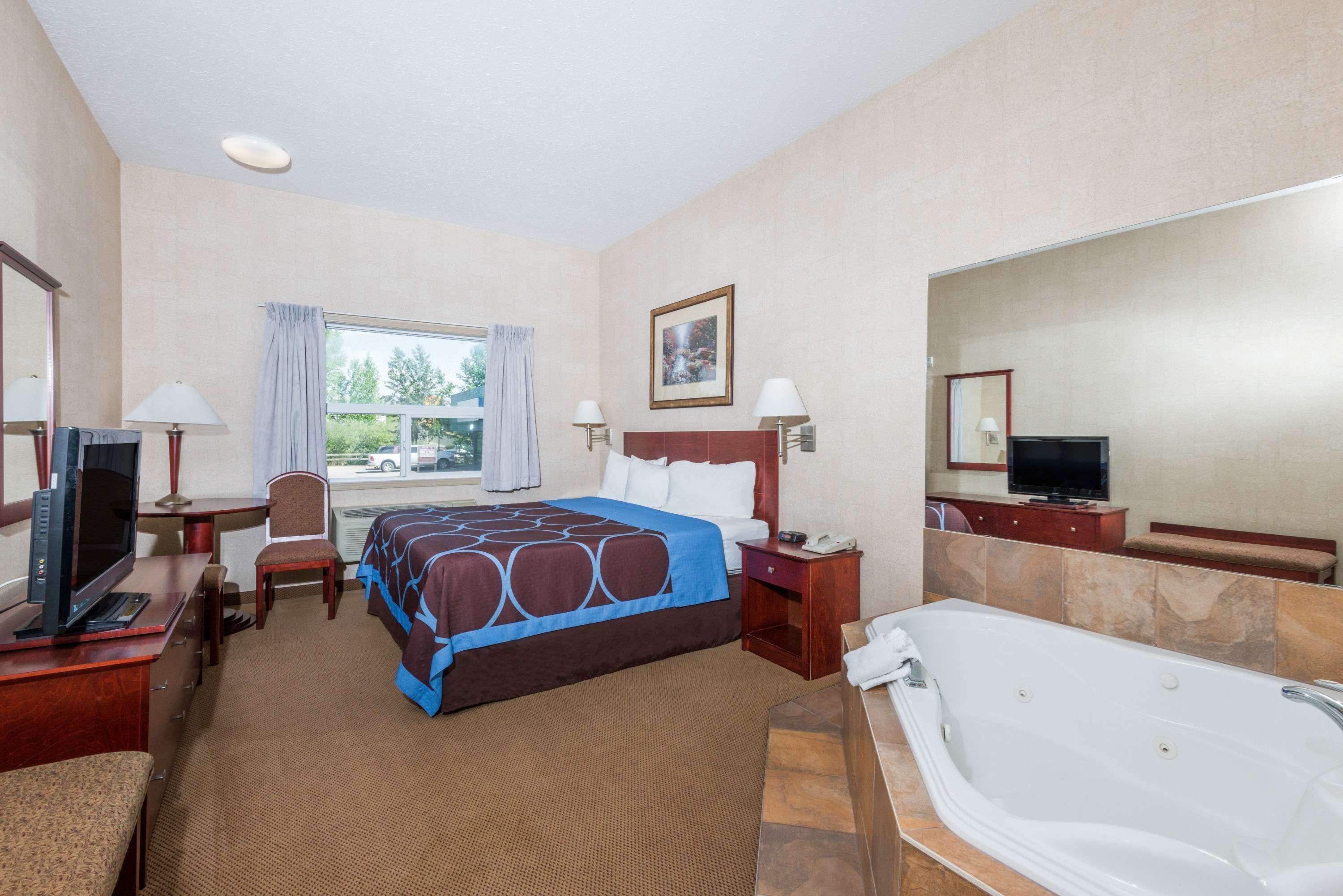 Super 8 By Wyndham Red Deer City Centre Экстерьер фото