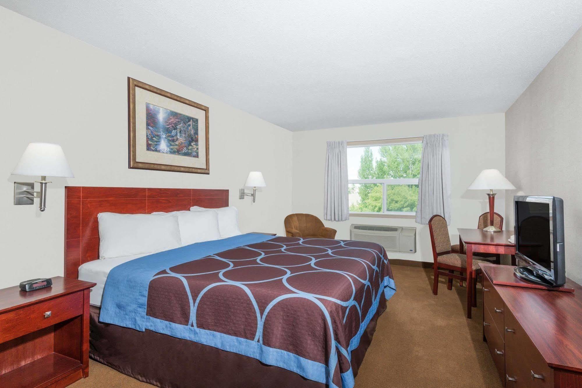 Super 8 By Wyndham Red Deer City Centre Экстерьер фото