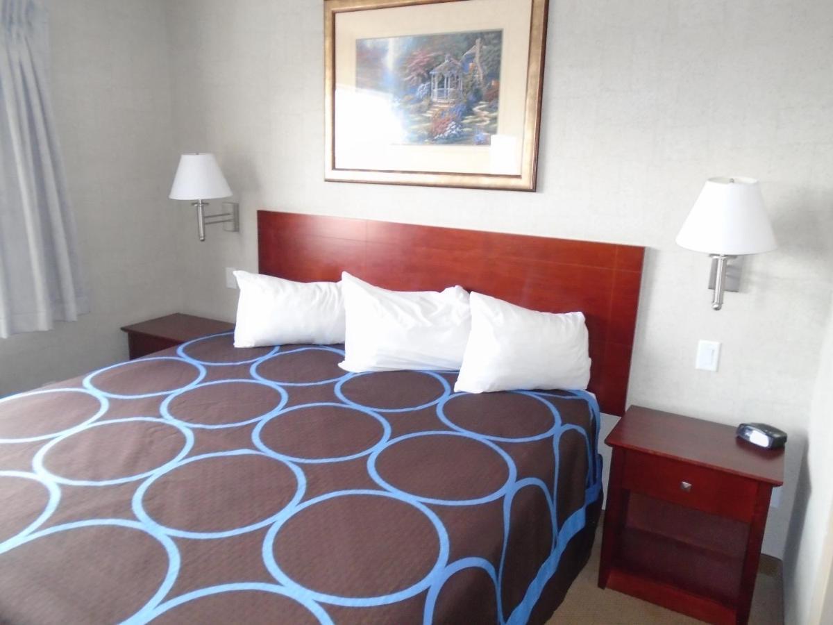 Super 8 By Wyndham Red Deer City Centre Экстерьер фото