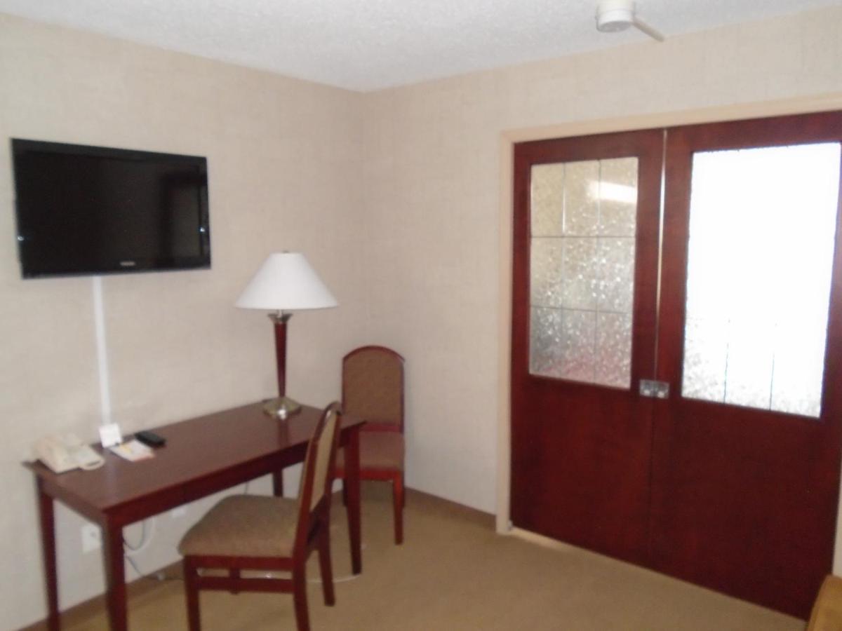 Super 8 By Wyndham Red Deer City Centre Экстерьер фото