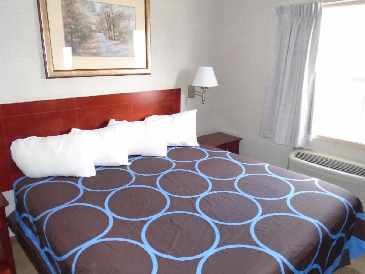Super 8 By Wyndham Red Deer City Centre Экстерьер фото